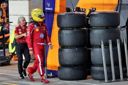 Hamilton is inmiddels net Stroll, maar dan in het bezit van zeven wereldtitels