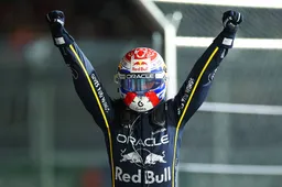 F1 LIVE | Verstappen responds to Sky Sports reporter with a smile