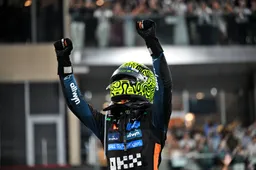 Geëmotioneerde Norris huilt om behalen eerste F1-wereldtitel