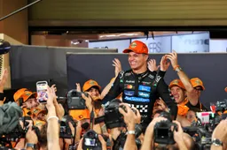 Lando Norris hebt zum ersten Mal die Trophäe der Fahrerweltmeisterschaft in die Höhe