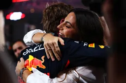 Kelly Piquet kust Max Verstappen na behalen pole position in Abu Dhabi