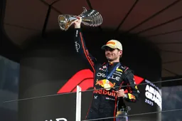Verstappen houdt emotionele speech in Red Bull-fabriek na gemiste titel