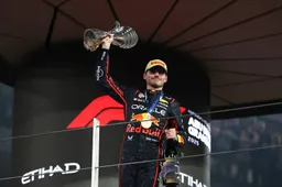 Verstappen deelt foto’s met Kelly Piquet en Penelope na zege in Abu Dhabi