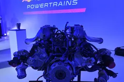 Verstappen reageert onverschillig op vragen over vermeende motorentruc