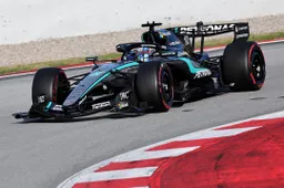 Norris heeft het nakijken in Barcelona: Mercedes domineert enorm