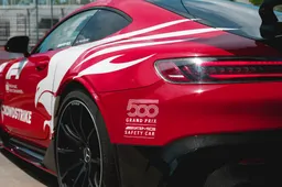Een knipoog naar Ferrari? Mercedes kiest weer voor een rode safety car!