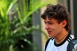 Mercedes deelt update over Antonelli na auto-ongeluk voor F1-tests