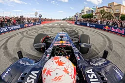 Schreckmoment für Tsunoda: Red-Bull-Auto geht vor Zuschauern in Flammen auf