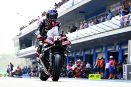 Bezzecchi verslaat Marquez ondanks crash, Veijer op tweede rij in Moto2