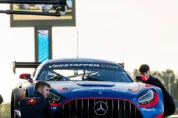 Verstappen lacht in prachtig onderonsje: 'Zo'n klapper overkomt mij vast ook nog wel'