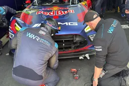 Verstappen Racing ziet zege wegens grote schade aan de auto in rook opgaan