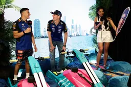 Verstappen komt niet meer bij van het lachen na actie van Hadjar
