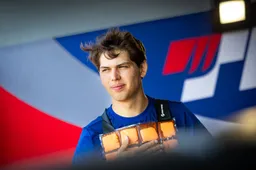 Van Hoepen pakt dominante eerste pole position in Formule 2