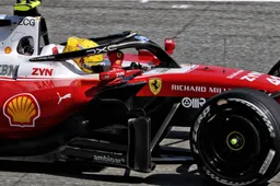 Hamilton boekt historische eerste zege met Ferrari, Verstappen op gigantische afstand