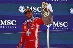 Hamilton ontvangt tip na zege met Ferrari: 'Steek je middelvinger op!'