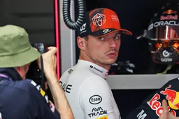 Verstappen heeft last van zeer opmerkelijk probleem tijdens VT2: 'Wat de f*** is dit?'