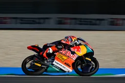 Bizarre beelden in Moto3 Assen: coureur wordt overreden, maar rijdt verder