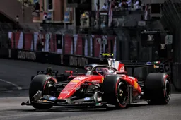 Hamilton ontdekte geheime route toen asfalt openbrak: ‘Bijna een seconde sneller’