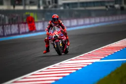 Marquez imponeert met dominante sprintzege vanaf pole in MotoGP-race Hongarije