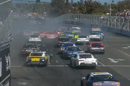 Megacrash in NASCAR met 19 auto's zorgt voor bizarre beelden