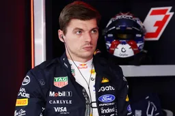 Verstappen ziet mogelijke zege in rook opgaan en valt direct na de start uit in Monaco