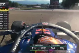 Verstappen loses control of the RB22 and crashes in Q3 in Austria