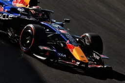 Volledige uitslag VT2| Verstappen naar P4, Hamilton de snelste