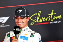 Norris lacht om Hamilton: 'Ik zou het niet zo netjes zeggen'