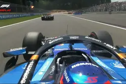 Woedende Verstappen naar de stewards na bijna-crash met Sainz