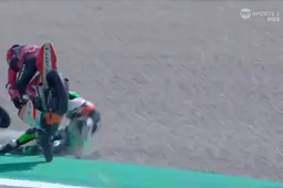 Megacrashes in Moto3 en MotoGP op Sachsenring: coureur bijna aangereden