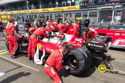 Ferrari moet breken met Italië en het hele team naar Engeland verhuizen