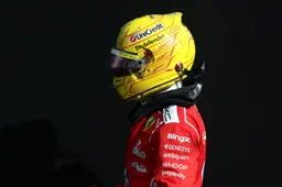 'Proefkonijn' Hamilton haalt hard uit naar Ferrari: 'Mercedes kreeg het wél voor elkaar’