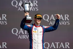Van Hoepen schittert met P2 in chaotische F2-sprintrace Baku