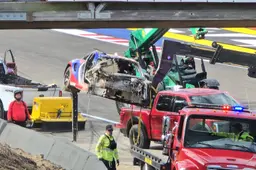 Porsche vliegt door hekwerk na bizarre crash in beruchte bocht op Laguna Seca