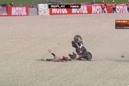 Veijer op een haar na gemist door eigen motor na zware crash in Moto2-training