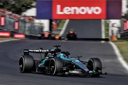 Russell werd verrast door strategische keuze Mercedes: 'Dacht dat dat voor ons allebei gold'
