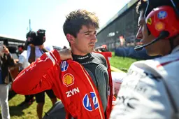 Leclerc zet vraagtekens bij verhaal over strijd met Hamilton: 'Wie doet dat?'