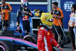Hamilton hekelt Ferrari-keuze die Leclerc wél hielp