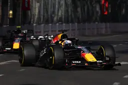 Uitslag GP Azerbeidzjan | Verstappen en Hadjar toveren dubbel podium uit de hoge hoed