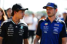 Verstappen plaagt Antonelli na schelden in persconferentie: 'Ik leg je de taakstraf wel uit'