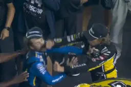 NASCAR-rivalen gaan op de vuist nadat kampioen Blaney hard in de muur belandt