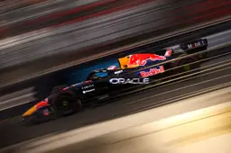 Verstappen ruikt eerste zege, maar Russell houdt net stand in zinderend Baku