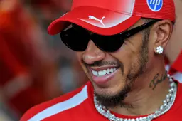 Hamilton kondigt aan nog jaren door te gaan na historisch F1-besluit