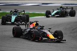 Briljante Verstappen grijpt eerste overwinning van het jaar na knotsgekke race op Sepang