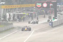 Weer in Maleisië slaat compleet om met hevige regen: Verstappen start op kletsnatte grid