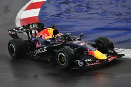 Verstappen wint in Singapore na dramatische incidenten Russell en McLaren