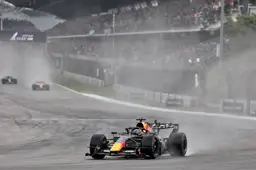 Verstappen verliest leiding aan Mercedes in start GP van Bahrein in Maleisië