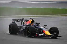 Verstappen rekent af met beide Mercedessen en pakt P1 terug met geweldige actie