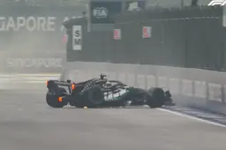 Russell crasht zwaar in Singapore na inhaalactie op Verstappen, Hadjar ook uit de race
