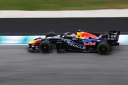 Verstappen deelt mokerslag uit en pakt eerste pole van het seizoen